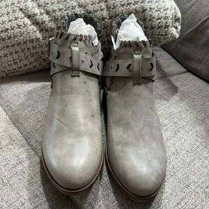 NIB RAMPAGE Trinity Booties in Grey Burnish